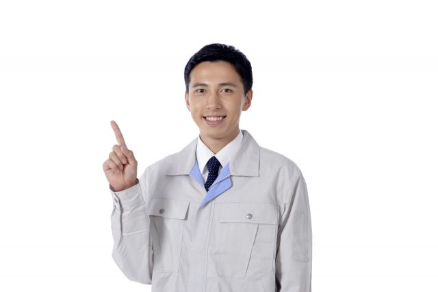 指を立てた作業服の男性