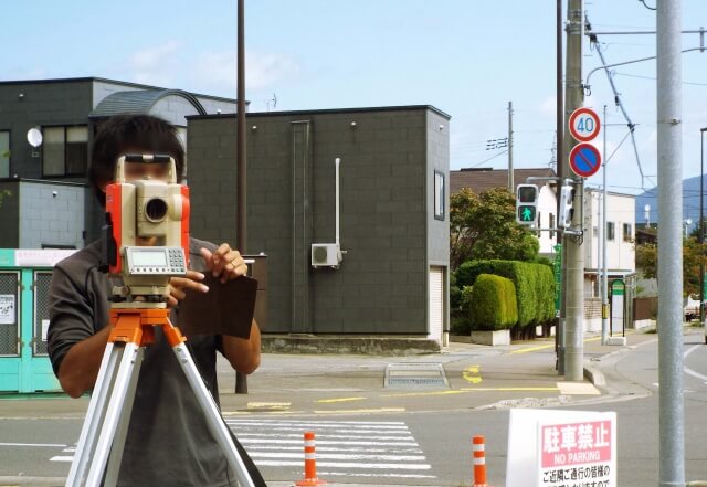 測量の専門職である測量士について